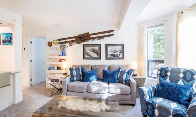Upper Village Apartamento | Cozy & Spacious 1BR:Sleeps 4,Pool, Hottub, Sauna, Walk to Shops, Restaurants & Trails!