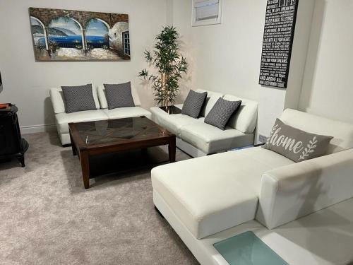 Brampton Villa | Cozy, Spacious 2 bdrm basement apartment with kitchenette, sleeps up to 5