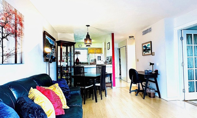 McCully - Moiliili Condominio | Cozy Spacious 2Bedroom 1 Bathroom, close to BEACH and FREE Parking!