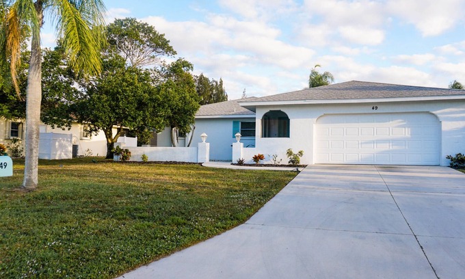 Oakland Hills Casa | Cozy & Spacious 2BR/2BA Gem in Sunshine State, close to the beach