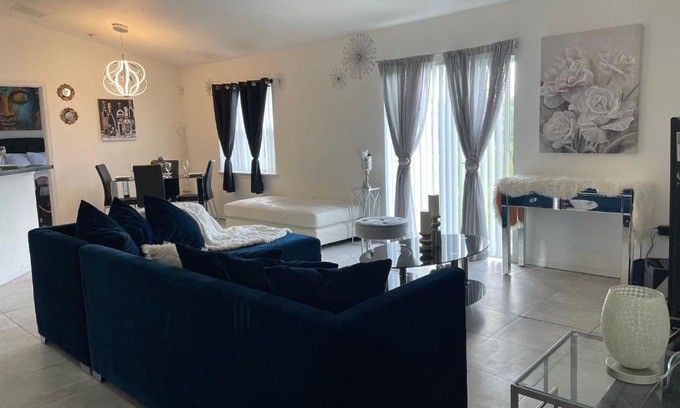 Kissimmee Casa | Cozy Spacious 4bd with Garden tub near Disney