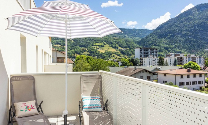 Cluses Condominio | Cozy, Spacious condo with balcony and beautiful serene mountain views.