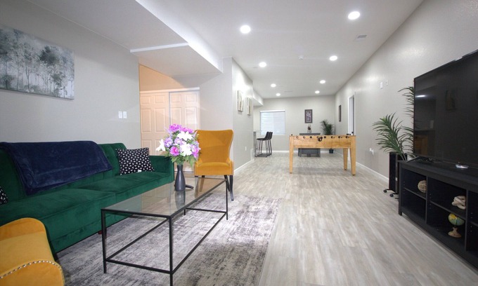 Aurora Casa | Cozy, spacious Two-bedroom Basement Apartment in peaceful neighborhood!