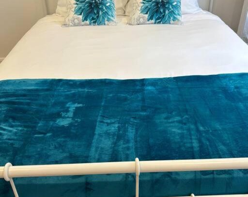 LaSalle Apartamento | Cozy Spacious Work Friendly Lotus with Garden View High speed free Wi Fi and Parking Adjacent to Downtown Montreal