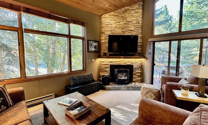 Mammoth Lakes Casa | Your High Sierra Basecamp - A pie de restaurantes / tiendas, piscina, jacuzzi, ideal para familias