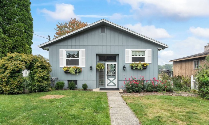 Kendall Cabaña | Cozy Spotless Lake Cottage- Flowers Galore, Sandy Beach, Gorgeous Sunsets