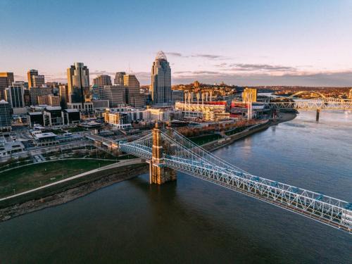 East Walnut HIlls Casa | Cozy Stay 2min to DT Cincinnati & UC Medical Center