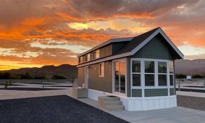 Hurricane Casa | Cozy Stay in a Fun Tiny Cottage! BRAND NEW