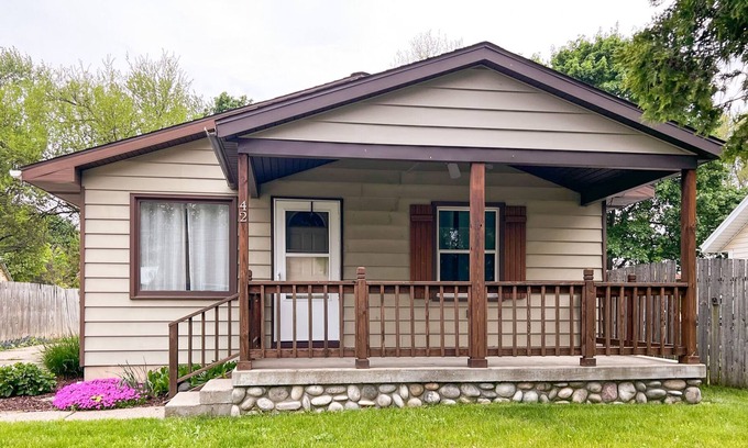 Grand Rapids Casa | Cozy stay with backyard firepit and minutes from GR