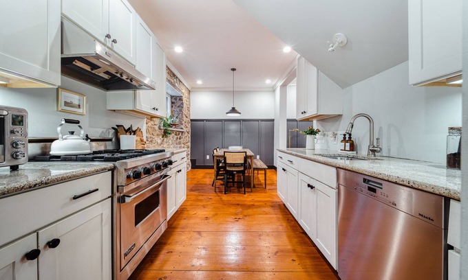 Stockton Casa | Cozy Stone House in Downtown Stockton