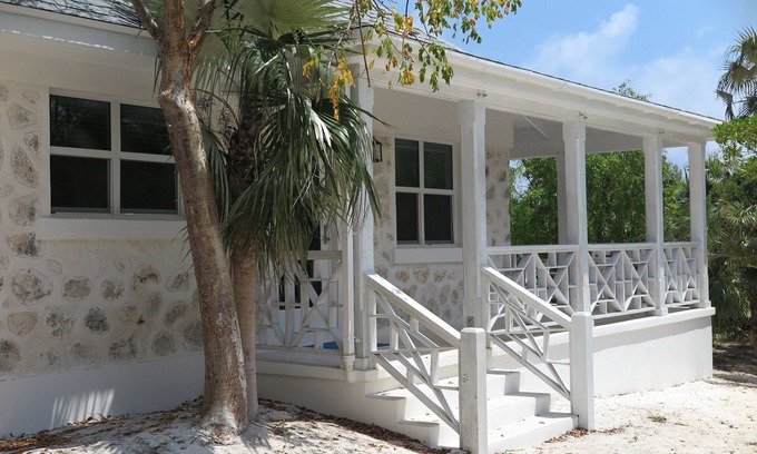 Double Bay Cabaña | Acogedora casa de campo de piedra en una playa privada de arena rosa