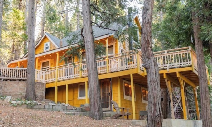 Arrowhead Villas Cabina | Cozy Storybook Cabin w/ Hidden Rooms & Knotty Pine!