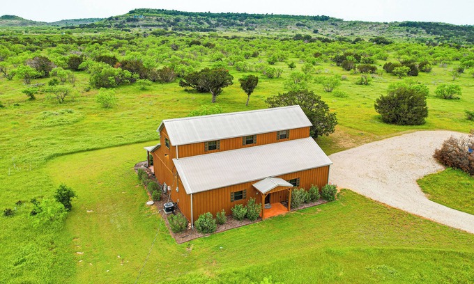 Palo Pinto County Cabina | Cozy Strawn Cabin w/ Pool Access - Near Lake!