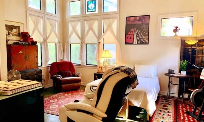 Bouldin Apartamento | ❤️Cozy Studio 5 Min 2 DT > Home-Baked Bread > Fab Massage Chair > Screened Porch