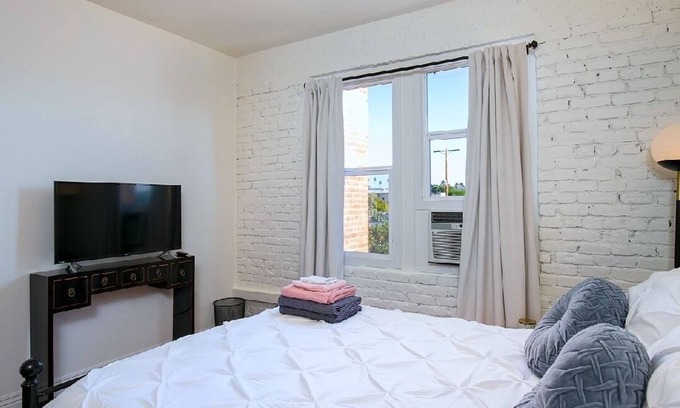 Rampart Village Apartamento | Cozy Studio Apartment near Downtown!