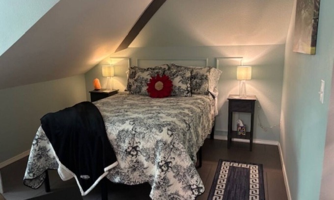 Bixby Apartamento | Cozy Studio Apartment above Garage