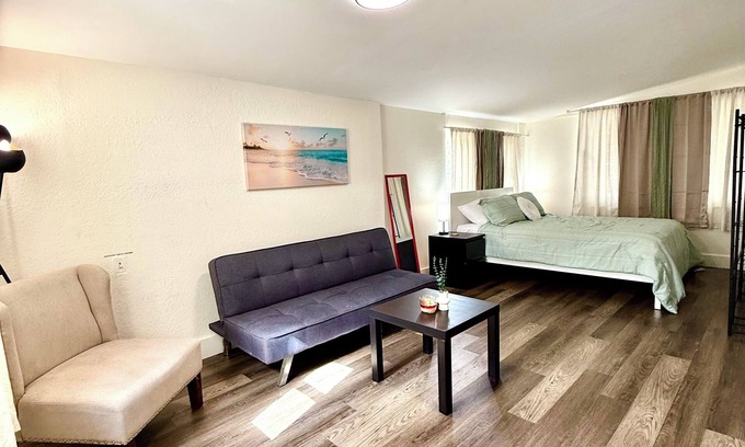 Ives Estates Apartamento | Cozy studio, centrally located, WiFi, free parking, pet friendly