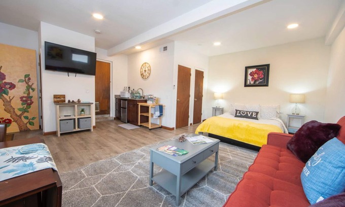 North Alameda Apartamento | Cozy Studio Close to Downtown and Red Rocks Fully Equipped for an Enjoyable Stay