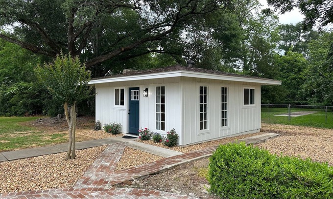 Summit Cabaña | Cozy Studio Cottage in Summit - near hospital, shopping, restaurants and more