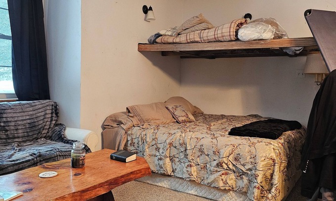 Fryeburg Apartamento | Cozy studio in charming Fryeburg with AC, WiFi. Enjoy your stay