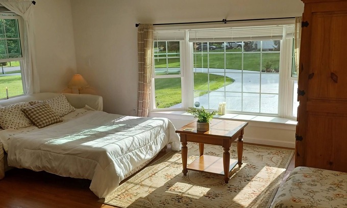 Lewisville Apartamento | Cozy studio in charming Elkton with AC and WiFi included. 3 miles from Fair Hill