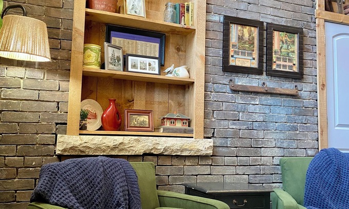 Girard Apartamento | Cozy Studio in Historic Building on Girard Square Open Loft with King Size Bed