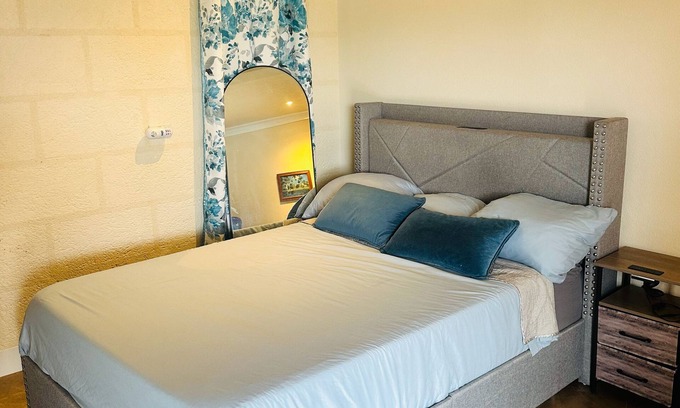 White Hill Apartamento | Cozy studio in lovely Saint Thomas with fitness room, AC, WiFi, swimming pool
