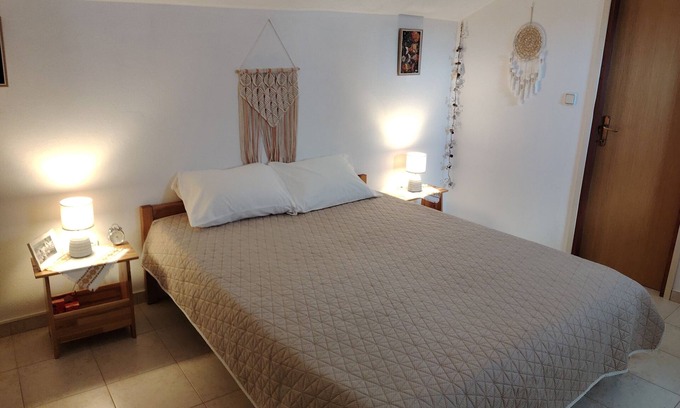 Molat Apartamento | Cozy studio in peaceful Molat with WiFi, AC