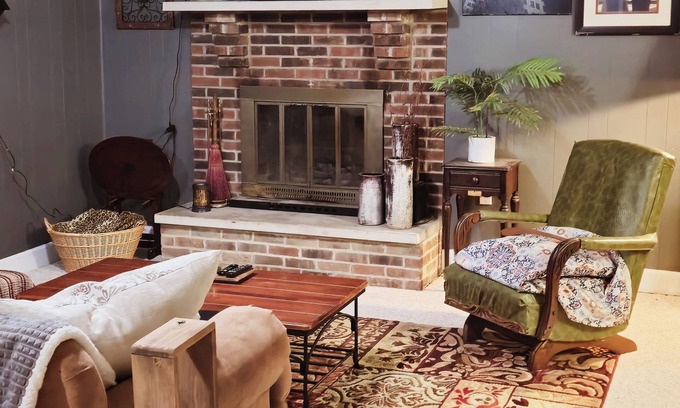 Richmond Apartamento | Cozy studio in Richmond, close to the interstate.Includes WiFi, fireplace