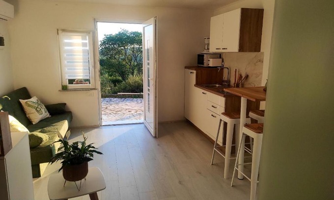 Ripenda Verbanci Apartamento | Cozy studio in Ripenda Verbanci 24 m² with private garden