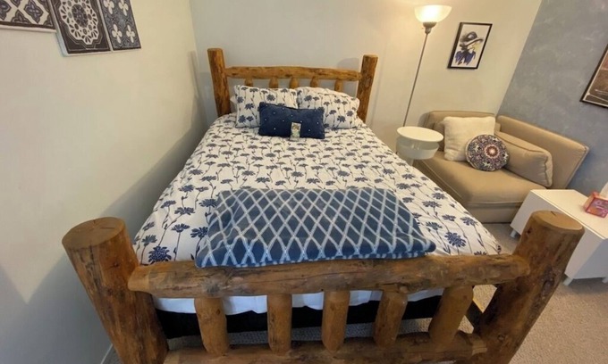 Upper Avenues Apartamento | Cozy studio in upper avenues Salt Lake City with WiFi. Private entrance.