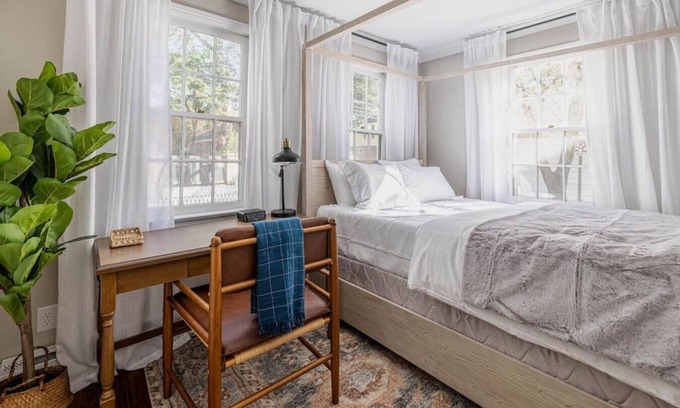 Harleston Village Casa | Cozy Studio - Just off Broad St - Downtown!
