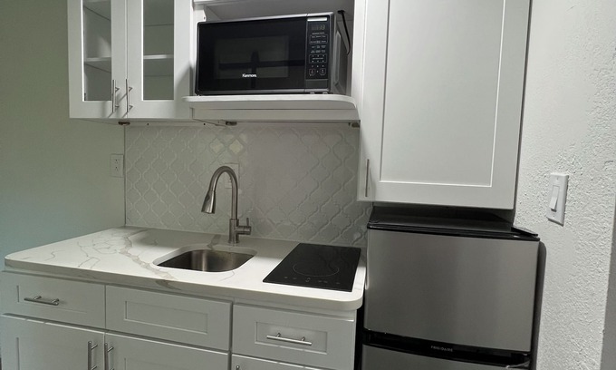 Oak Ridge Apartamento | Cozy Studio minutes away from theme park, less than 5 miles from major highways