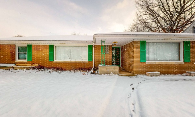 South Bend Apartamento | Cozy studio near Notre Dame with jetted tub & central AC - dog-friendly