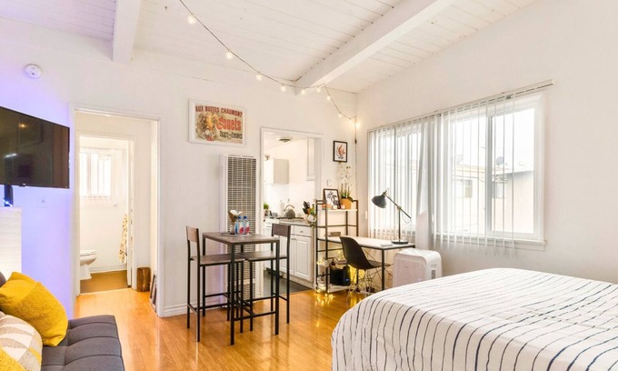 Palms Apartamento | Cozy Studio near WeWork, Sony, DT Culver City & Marina Del Ray w/ Parking