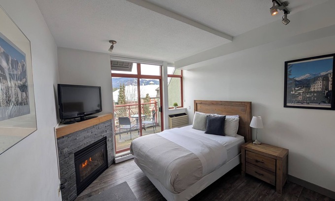 Village North Apartamento | Cozy studio on Main Street with hot tub, sauna and gym