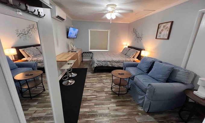 Beaufort Condominio | Cozy Studio Retreat. Pets are allowed