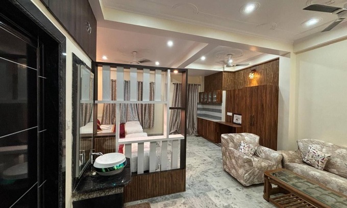 Varanasi Apartamento | Cozy studio room with 2 beds in central Banaras, Charming interior and furniture