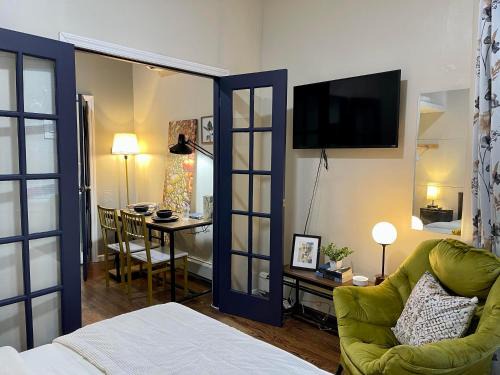 Cypress Hills Apartamento | Cozy Studio Staycation - Brooklyn close to Train stations