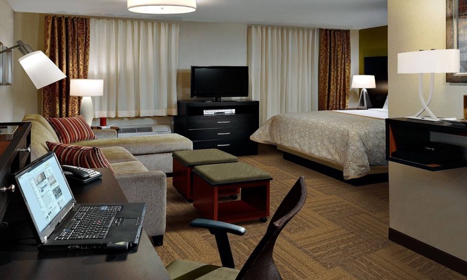 Rossford Apartamento | Cozy Studio Suite Near Seagate Convention Center | Shared Indoor Pool + Free Breakfast!