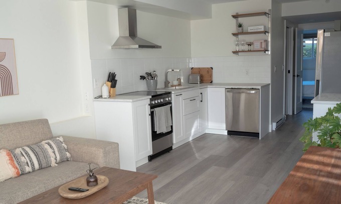 White Rock Apartamento | Cozy studio suite, walking distance to the beach and restaurants!