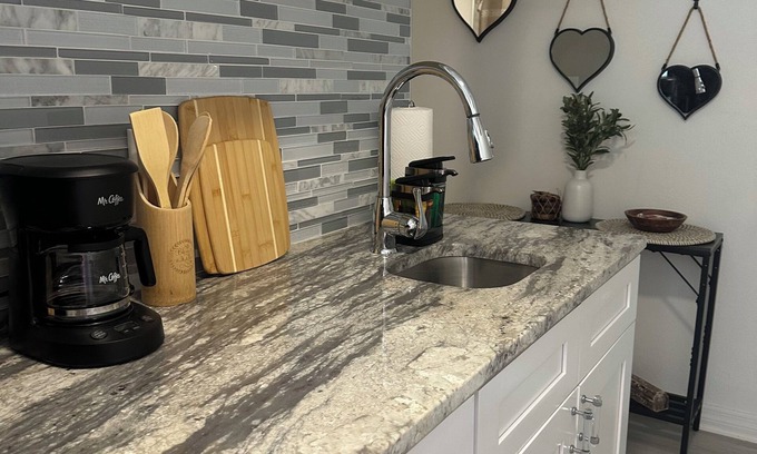 Lake Magdalene Apartamento | Cozy studio Tiny Nests in Tampa with WiFi, AC Family friendly-.Pet-Friendly