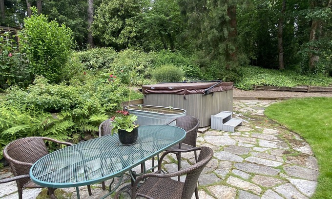 Western Apartamento | Cozy studio w/hot tub & farm animals min to town