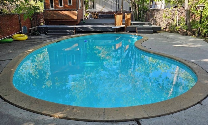 Millcreek Apartamento | Cozy Studio with a large deck shaded by trees. Access to the pool and hot tub.