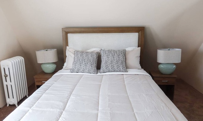 West Orange Apartamento | Cozy Attic Studio for 2 - 5' to NYC Train Station