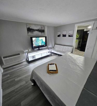 Camp Taylor Apartamento | Cozy Studio with King Bed at Central Louisville