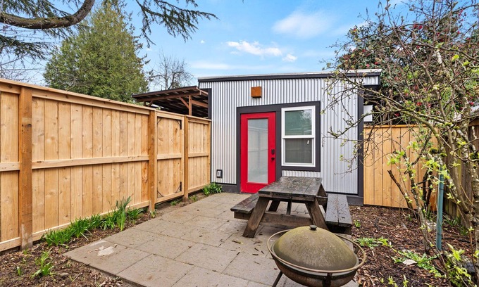 Woodstock Apartamento | Cozy studio with WiFi and AC in walkable, safe Woodstock PDX neighborhood