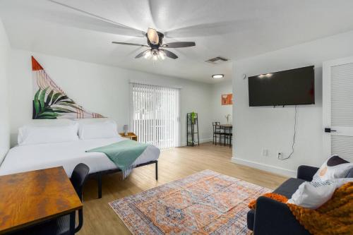 Los Olivos Apartamento | Cozy Studiopoolkingbedbalconygym