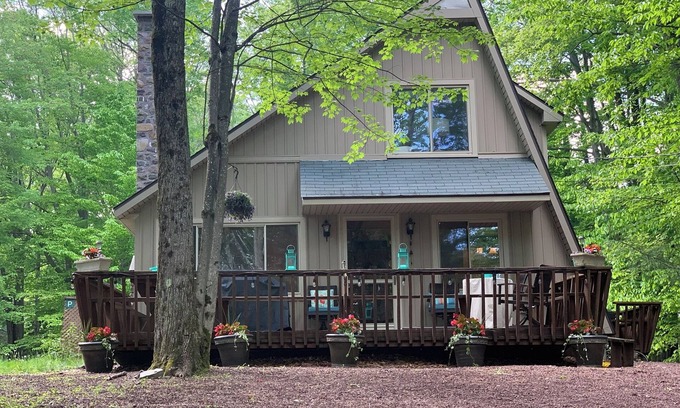Pocono Pines Chalet De Esquí | Cozy, Stylish 3-Bedroom Mid-Century Chalet in Pocono Pines' Lake Naomi