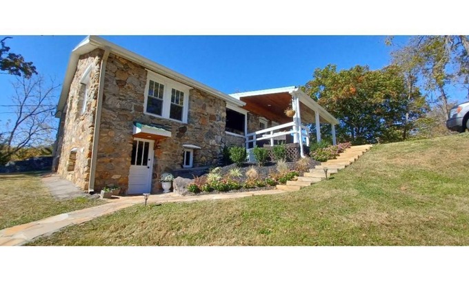 Waynesville Apartamento | Cozy, stylish, country studio minutes from downtown Waynesville.